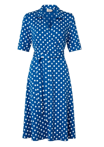 Blå kortærmet kjole med dots, krave og bindebånd fra Jumperfabriken